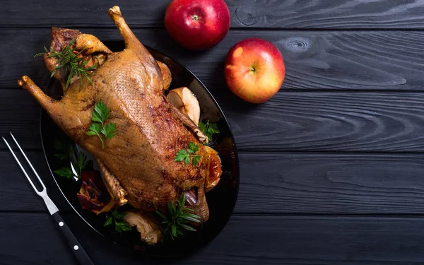 Gebakken Eend Gebraden Kerst Eten Houten Achtergrond — Stockfoto