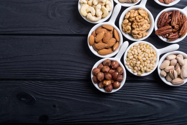 Fındık karışımı: antep fıstığı, badem, ceviz, çam fıstığı, fındık ve kaju. Kase backgrond içinde snack