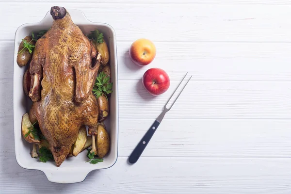 Zelfgemaakte Gebakken Eend Met Aardappelen Apple Kerst Eten — Stockfoto