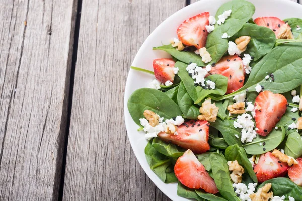Ispanak, peynir ve ceviz çilek salatası. Sağlıklı gıda