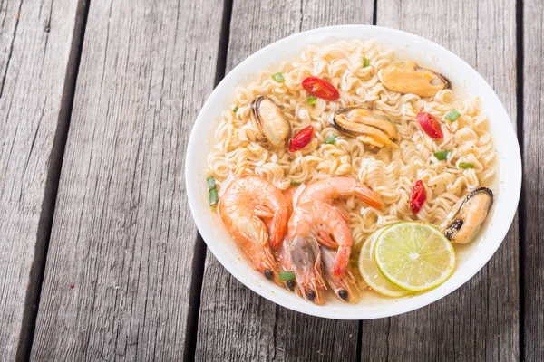 Karides ve mssels ile anlık erişte çorbası. Asya gıda