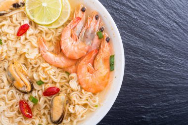 Karides ve mssels ile anlık erişte çorbası. Asya gıda