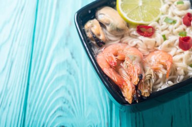 Karides ve mssels ile anlık erişte çorbası. Asya gıda