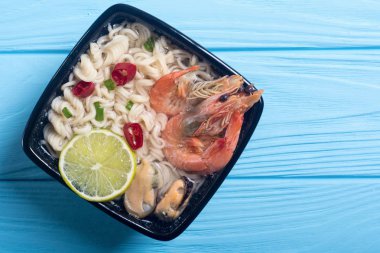 Karides ve mssels ile anlık erişte çorbası. Asya gıda