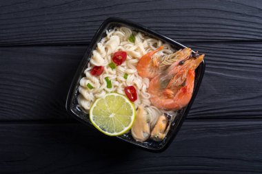 Karides ve mssels ile anlık erişte çorbası. Asya gıda