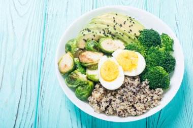 Quinoa, yumurta, avokado, Brüksel lahanası ve brokoli ile Buda kase. Ahşap backggroun yiyecek vegan salataya