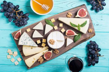 Peygamberli ile peynir brie, parmesan, camembert ve dorblu. Gıda ahşap tahta üzerinde