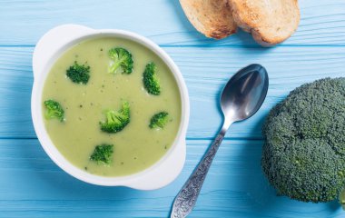 Kase taze brokoli krem çorbası. Sağlıklı vejetaryen yemek