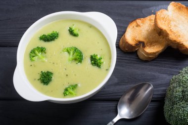 Kase taze brokoli krem çorbası. Sağlıklı vejetaryen yemek