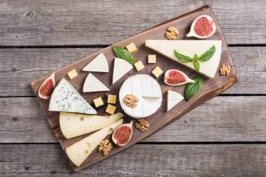 Peygamberli ile peynir brie, parmesan, camembert ve dorblu. Gıda ahşap tahta üzerinde