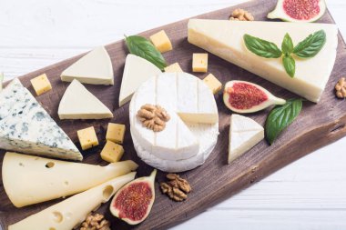 Peygamberli ile peynir brie, parmesan, camembert ve dorblu. Gıda ahşap tahta üzerinde