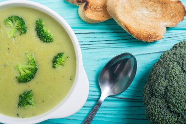 Kase taze brokoli krem çorbası. Sağlıklı vejetaryen yemek