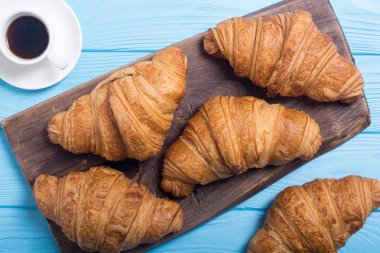 Fransız leziz kahvaltı. Kruvasan ahşap arka plan üzerinde