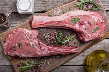 Ham sığır eti biftek madde ile tomahawk. Çiğ gıda arka plan