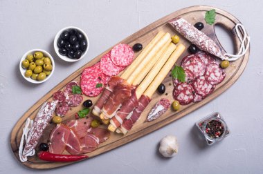 Sosis (jambon, salam, jamon) ve zeytin ahşap tahta üzerinde set