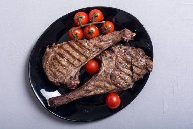 Izgara sığır eti tomahawk biftek. Barbekü gıda arka planda plaka