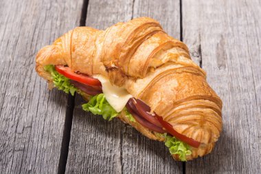 Marul, peynir, domates ve jambon ile Fransız kruvasan sandviç