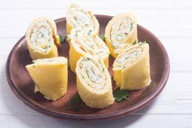 Ev yapımı yumurta omlet, maydanoz ve krem peynir ile alır. Gıda arka plan kahvaltı