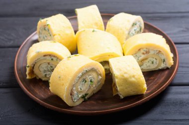 Ev yapımı yumurta omlet, maydanoz ve krem peynir ile alır. Gıda arka plan kahvaltı