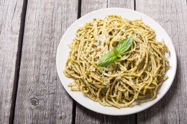 Makarna spagetti sosu pesto ile. İtalyan yemeği arka plan