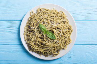 Makarna spagetti sosu pesto ile. İtalyan yemeği arka plan