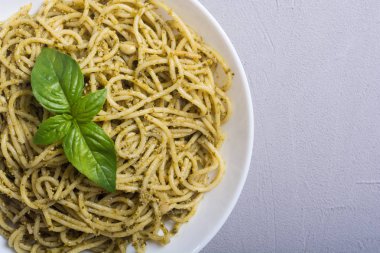 Makarna spagetti sosu pesto ile. İtalyan yemeği arka plan