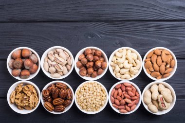 Fındık karışımı: antep fıstığı, badem, ceviz, çam fıstığı, fındık ve kaju. Kase backgrond içinde snack