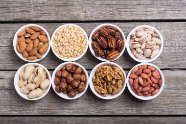 Fındık karışımı: antep fıstığı, badem, ceviz, çam fıstığı, fındık ve kaju. Kase backgrond içinde snack