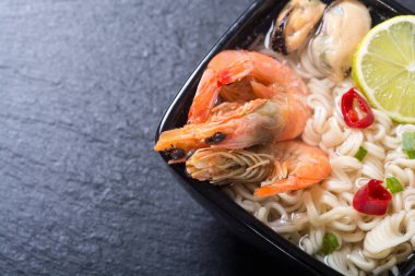 Karides ve mssels ile anlık erişte çorbası. Asya gıda