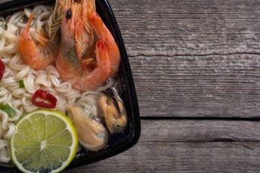 Karides ve mssels ile anlık erişte çorbası. Asya gıda