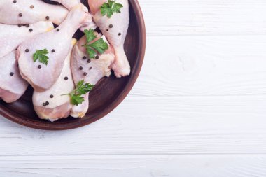 Çiğ tavuk budu baharat ve maydanoz ile. Gıda arka plan