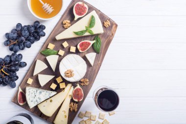 Peygamberli ile peynir brie, parmesan, camembert ve dorblu. Gıda ahşap tahta üzerinde