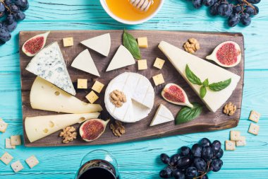 Peygamberli ile peynir brie, parmesan, camembert ve dorblu. Gıda ahşap tahta üzerinde