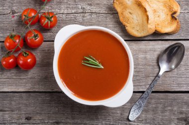 Kase taze domates krem çorbası. Sağlıklı vejetaryen yemek