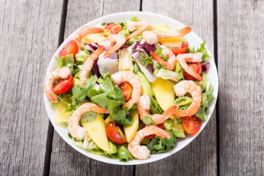 Karides salata karışımı, avokado ve kiraz domates. Sağlıklı gıda arka plan
