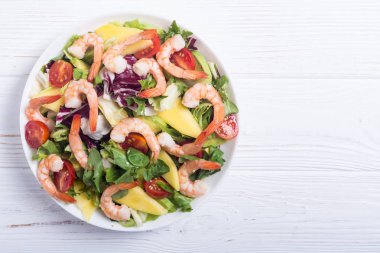 Karides salata karışımı, avokado ve kiraz domates. Sağlıklı gıda arka plan