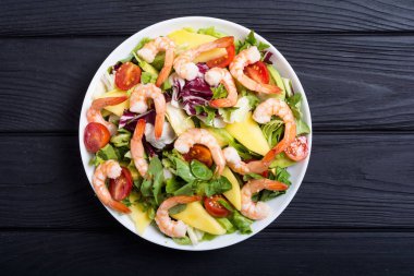 Karides salata karışımı, avokado ve kiraz domates. Sağlıklı gıda arka plan