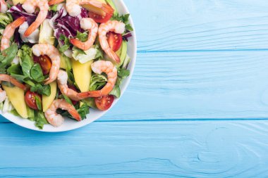 Karides salata karışımı, avokado ve kiraz domates. Sağlıklı gıda arka plan