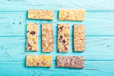 Sağlıklı ev yapımı atıştırmalık kahvaltı. Granola barlar. Yiyecek vegan enerji arka plan