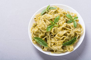 Yeşil sosu pesto ile makarna tagliatelle. İtalyan yemeği arka plan