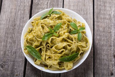 Yeşil sosu pesto ile makarna tagliatelle. İtalyan yemeği arka plan