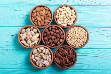 Fındık karışımı: antep fıstığı, badem, ceviz, çam fıstığı, fındık ve kaju. Kase backgrond içinde snack