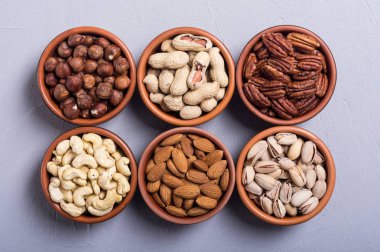 Fındık karışımı: antep fıstığı, badem, ceviz, çam fıstığı, fındık ve kaju. Kase backgrond içinde snack