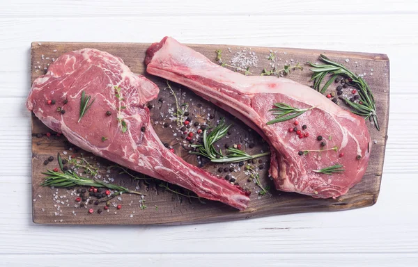 Rauw Rundvlees Tomahawk Steak Met Ingrediënt Rauwkost Achtergrond — Stockfoto
