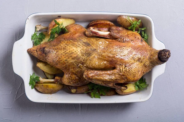 Zelfgemaakte Gebakken Eend Met Aardappelen Apple Kerst Eten — Stockfoto