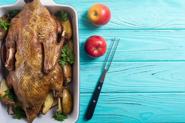 Zelfgemaakte Gebakken Eend Met Aardappelen Apple Kerst Eten — Stockfoto