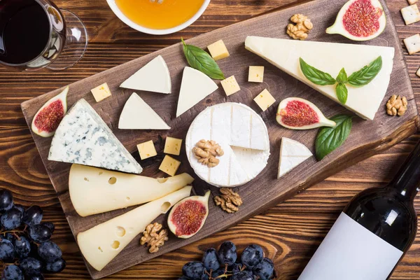 Peygamberli ile peynir brie, parmesan, camembert ve dorblu. Gıda ahşap tahta üzerinde