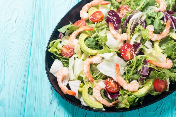 Mistura Salada Com Camarões Abacate Tomates Cereja Fundo Alimentar Saudável — Fotografia de Stock