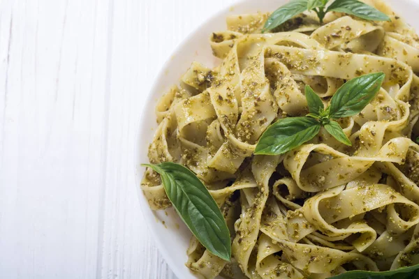グリーン ソースのペストのパスタ タリアテッレ イタリア料理の背景 — ストック写真