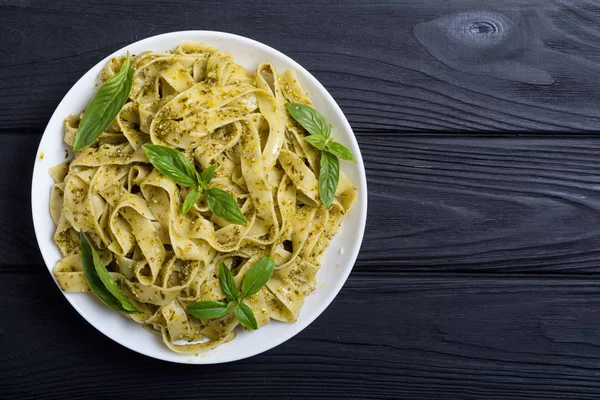 Yeşil sosu pesto ile makarna tagliatelle. İtalyan yemeği arka plan